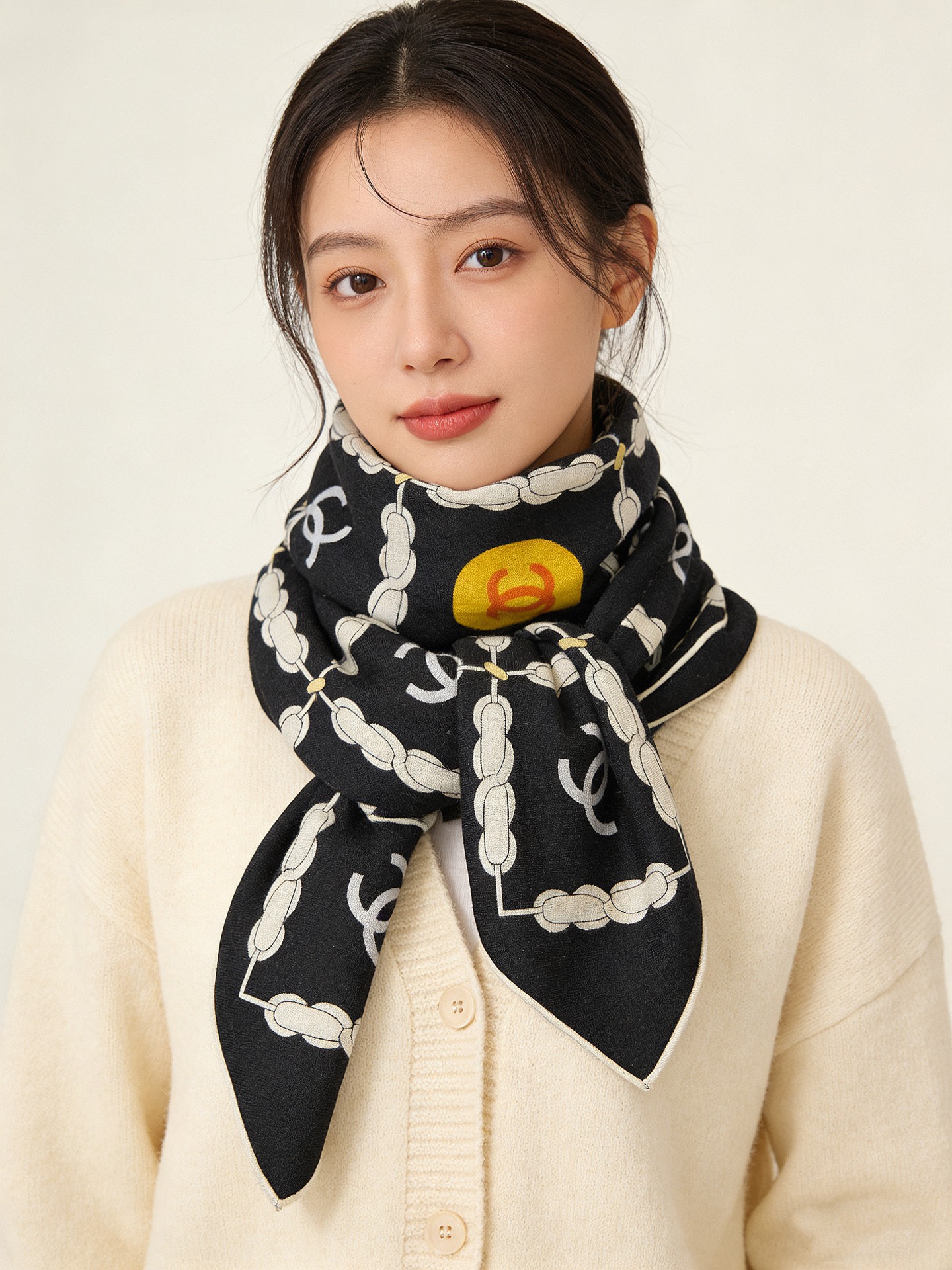 高级成衣系列～Chanel  【140双面同色丝绒披肩】 此系列谱写一曲自由轻灵的赞歌 本系列作品创新演绎品牌的风格符号