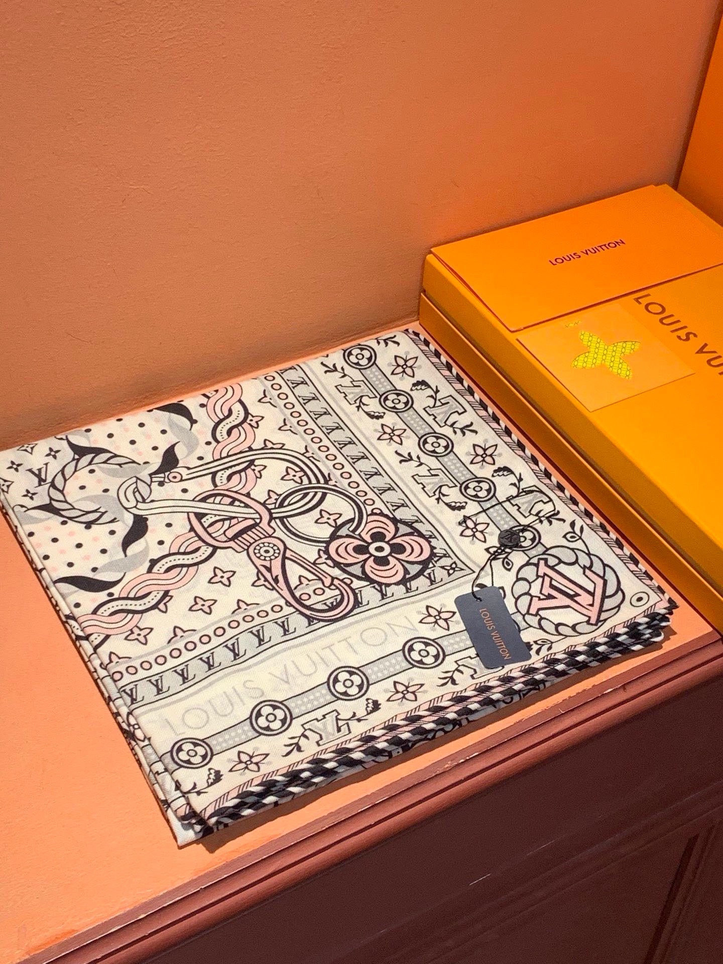 LV x TM 140披肩 【140顶级丝绒双面同色披肩】 本款L Multicolor披肩出自路易威登与知名日本艺术家