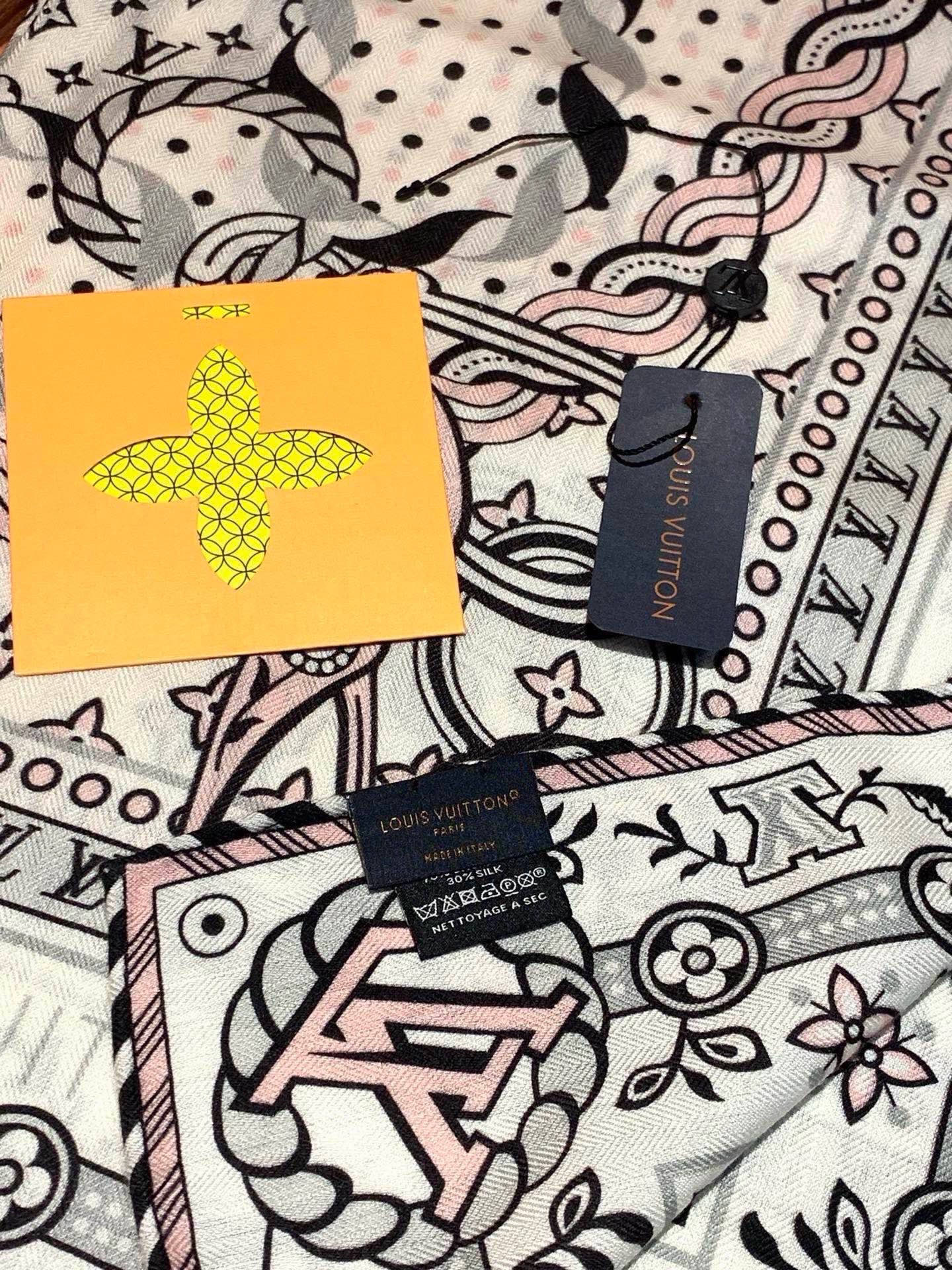 LV x TM 140披肩 【140顶级丝绒双面同色披肩】 本款L Multicolor披肩出自路易威登与知名日本艺术家