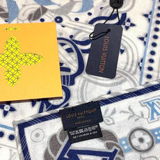 LV x TM 140披肩 【140顶级丝绒双面同色披肩】 本款L Multicolor披肩出自路易威登与知名日本艺术家 LV x TM 140披肩 【140顶级丝绒双面同色披肩】 本款L Multicolor披肩出自路易威登与知名日本艺术家