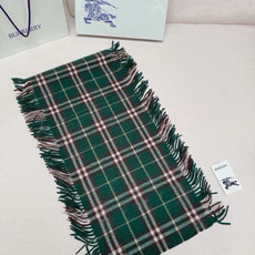 𝐁𝐮𝐫𝐛𝐞𝐫𝐫𝐲 《格纹流苏围巾》 |金靖同款 𝐒𝐢𝐳𝐞: 155x30cm 时髦精必备呀🧚♀️ 不同于经典设 𝐁𝐮𝐫𝐛𝐞𝐫𝐫𝐲 《格纹流苏围巾》 |金靖同款 𝐒𝐢𝐳𝐞: 155x30cm 时髦精必备呀🧚♀️ 不同于经典设