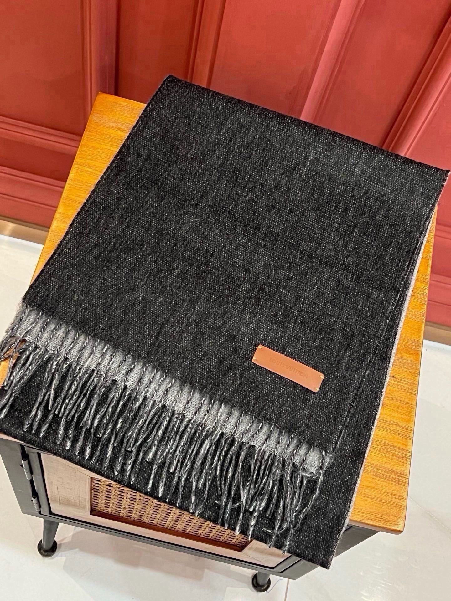 【LV】官网新款 情侣款 巴黎时装展双面羊绒围巾！采用蒙古高原细羊绒！手感满满地都是细腻的绒毛！这个价格绝对百分之百的实