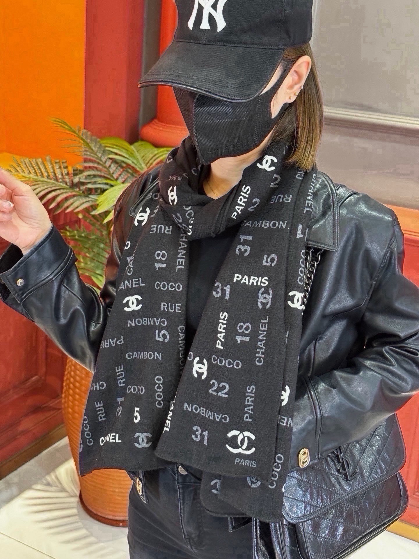上新❤️ 【Chanel】  经典茶花优雅Coco风，Chanel最新菱格丝绒大方巾~气质到骨子里，香奶奶新一季的面料超