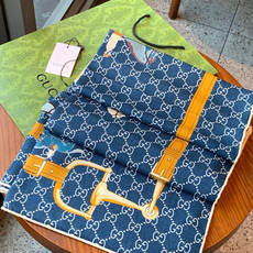 💟Gucci~140双面丝绒披肩 马鞍细节和骑马图案以精致色调匠心呈献,意在向品牌与马术世界的深厚渊源致敬。这款方巾以真 💟Gucci~140双面丝绒披肩 马鞍细节和骑马图案以精致色调匠心呈献,意在向品牌与马术世界的深厚渊源致敬。这款方巾以真