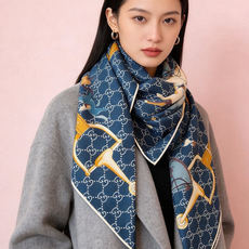 💟Gucci~140双面丝绒披肩 马鞍细节和骑马图案以精致色调匠心呈献,意在向品牌与马术世界的深厚渊源致敬。这款方巾以真 💟Gucci~140双面丝绒披肩 马鞍细节和骑马图案以精致色调匠心呈献,意在向品牌与马术世界的深厚渊源致敬。这款方巾以真