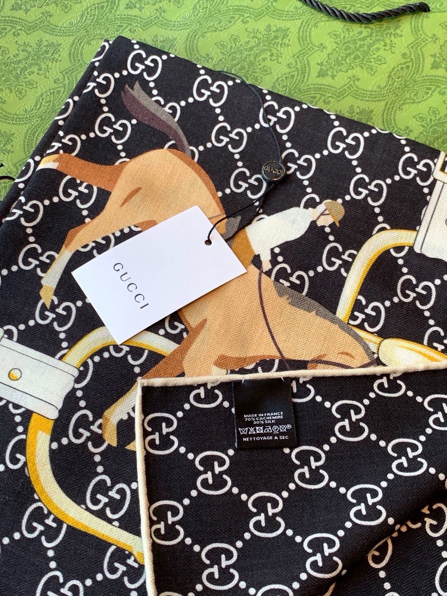 💟Gucci~140双面丝绒披肩 马鞍细节和骑马图案以精致色调匠心呈献，意在向品牌与马术世界的深厚渊源致敬。这款方巾以真