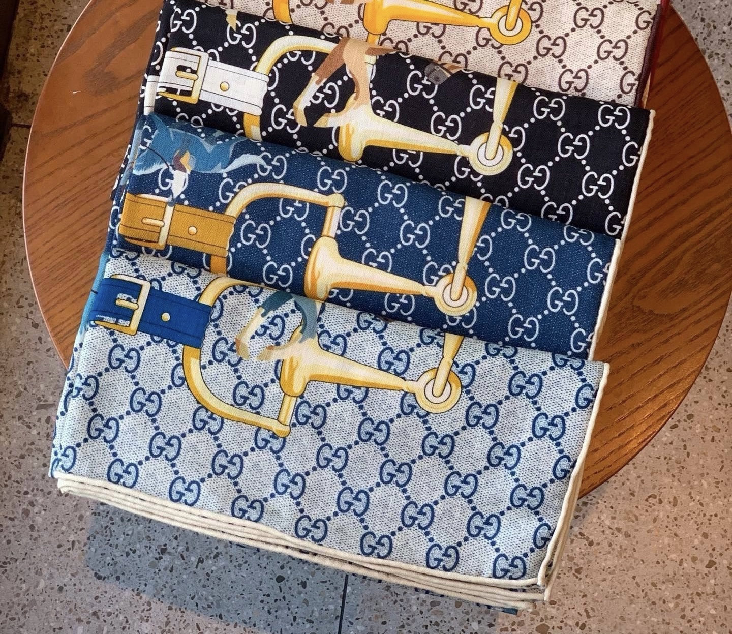 💟Gucci~140双面丝绒披肩 马鞍细节和骑马图案以精致色调匠心呈献，意在向品牌与马术世界的深厚渊源致敬。这款方巾以真