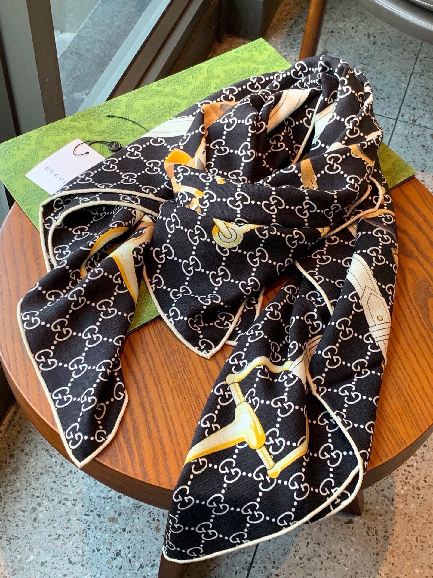 💟Gucci~140双面丝绒披肩 马鞍细节和骑马图案以精致色调匠心呈献，意在向品牌与马术世界的深厚渊源致敬。这款方巾以真