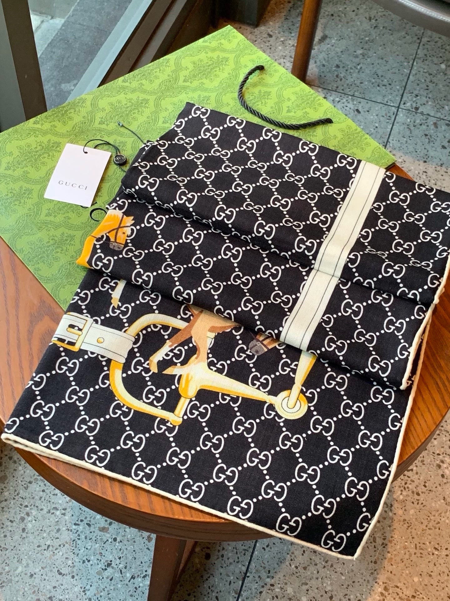 💟Gucci~140双面丝绒披肩 马鞍细节和骑马图案以精致色调匠心呈献，意在向品牌与马术世界的深厚渊源致敬。这款方巾以真