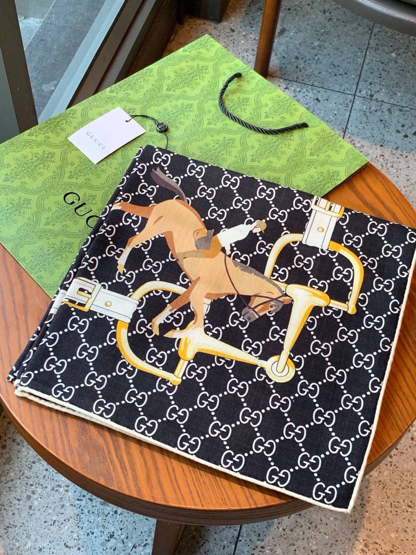 💟Gucci~140双面丝绒披肩 马鞍细节和骑马图案以精致色调匠心呈献，意在向品牌与马术世界的深厚渊源致敬。这款方巾以真