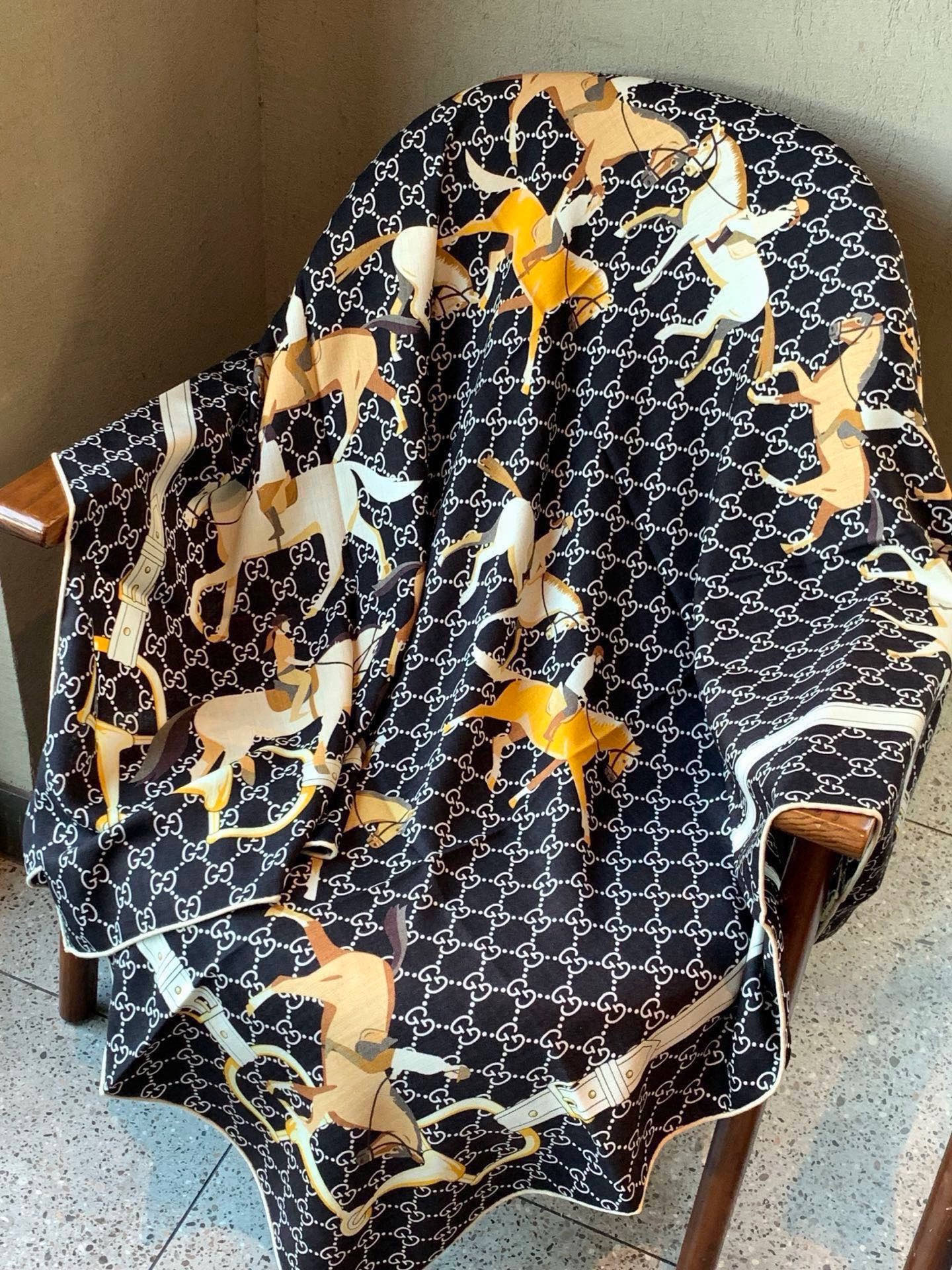 💟Gucci~140双面丝绒披肩 马鞍细节和骑马图案以精致色调匠心呈献，意在向品牌与马术世界的深厚渊源致敬。这款方巾以真