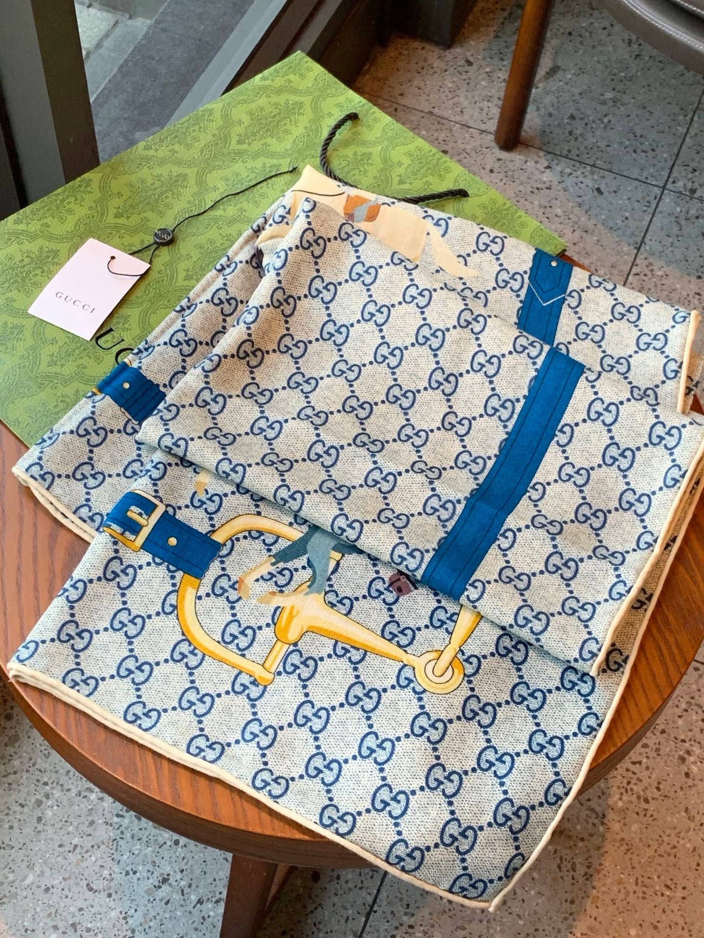 💟Gucci~140双面丝绒披肩 马鞍细节和骑马图案以精致色调匠心呈献，意在向品牌与马术世界的深厚渊源致敬。这款方巾以真