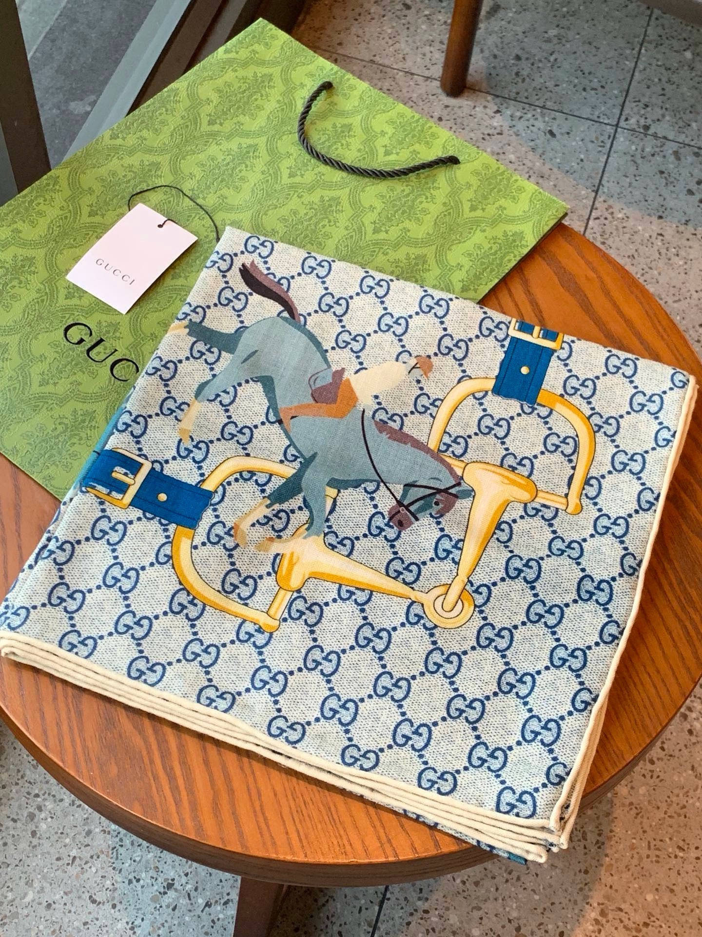 💟Gucci~140双面丝绒披肩 马鞍细节和骑马图案以精致色调匠心呈献，意在向品牌与马术世界的深厚渊源致敬。这款方巾以真