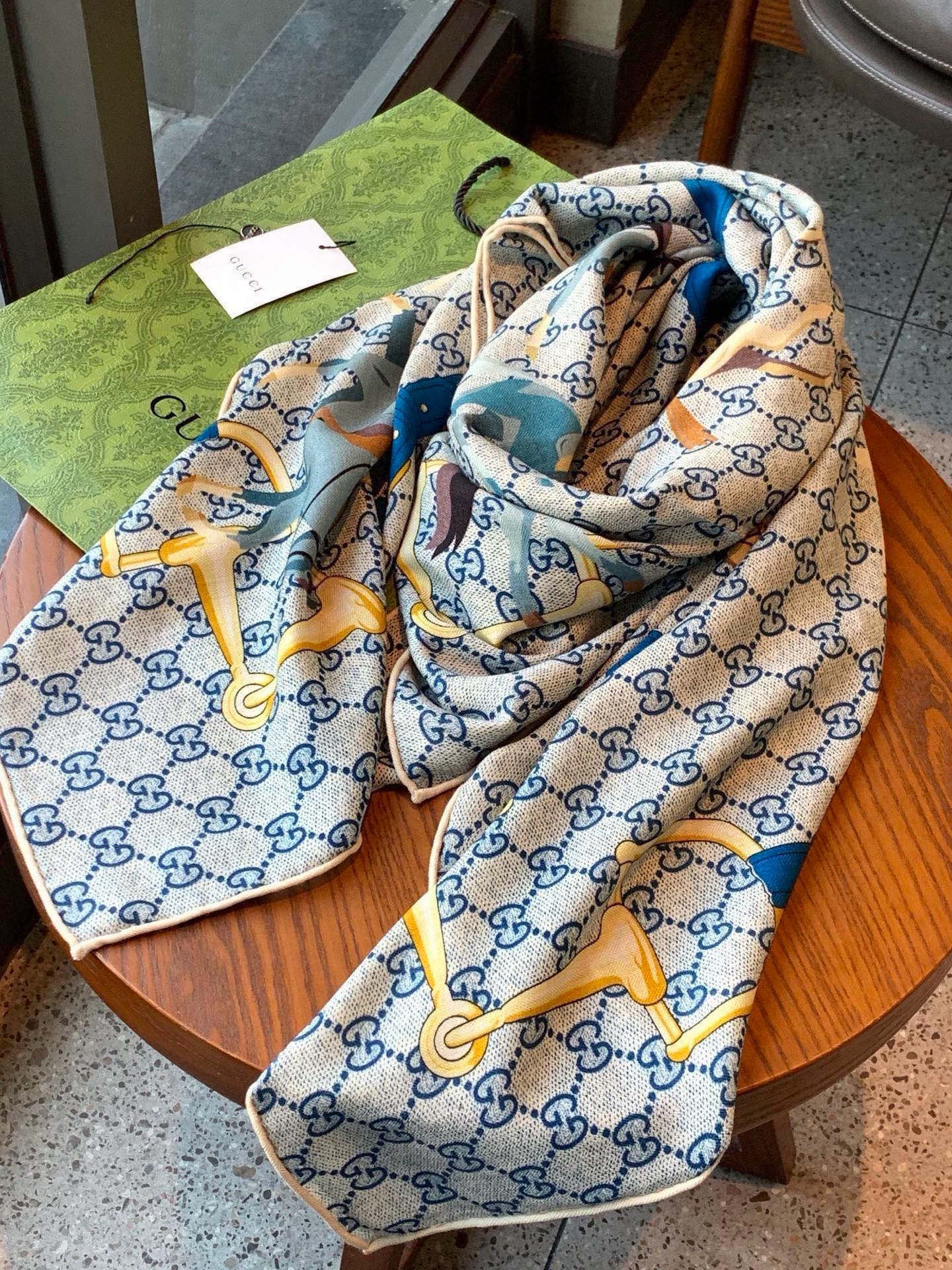 💟Gucci~140双面丝绒披肩 马鞍细节和骑马图案以精致色调匠心呈献，意在向品牌与马术世界的深厚渊源致敬。这款方巾以真