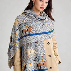 💟Gucci~140双面丝绒披肩 马鞍细节和骑马图案以精致色调匠心呈献,意在向品牌与马术世界的深厚渊源致敬。这款方巾以真 💟Gucci~140双面丝绒披肩 马鞍细节和骑马图案以精致色调匠心呈献,意在向品牌与马术世界的深厚渊源致敬。这款方巾以真