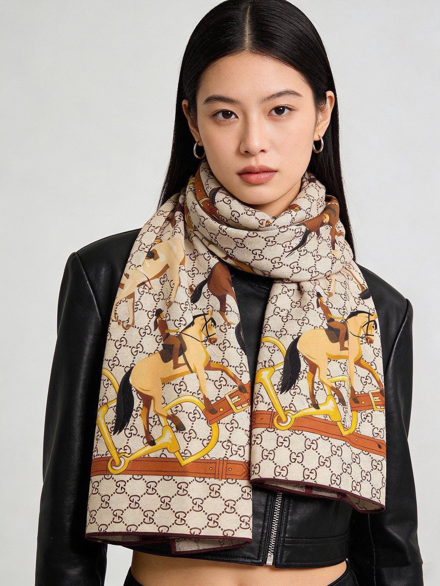 💟Gucci~140双面丝绒披肩 马鞍细节和骑马图案以精致色调匠心呈献,意在向品牌与马术世界的深厚渊源致敬。这款方巾以真 💟Gucci~140双面丝绒披肩 马鞍细节和骑马图案以精致色调匠心呈献,意在向品牌与马术世界的深厚渊源致敬。这款方巾以真