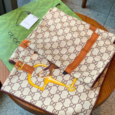 💟Gucci~140双面丝绒披肩 马鞍细节和骑马图案以精致色调匠心呈献,意在向品牌与马术世界的深厚渊源致敬。这款方巾以真 💟Gucci~140双面丝绒披肩 马鞍细节和骑马图案以精致色调匠心呈献,意在向品牌与马术世界的深厚渊源致敬。这款方巾以真