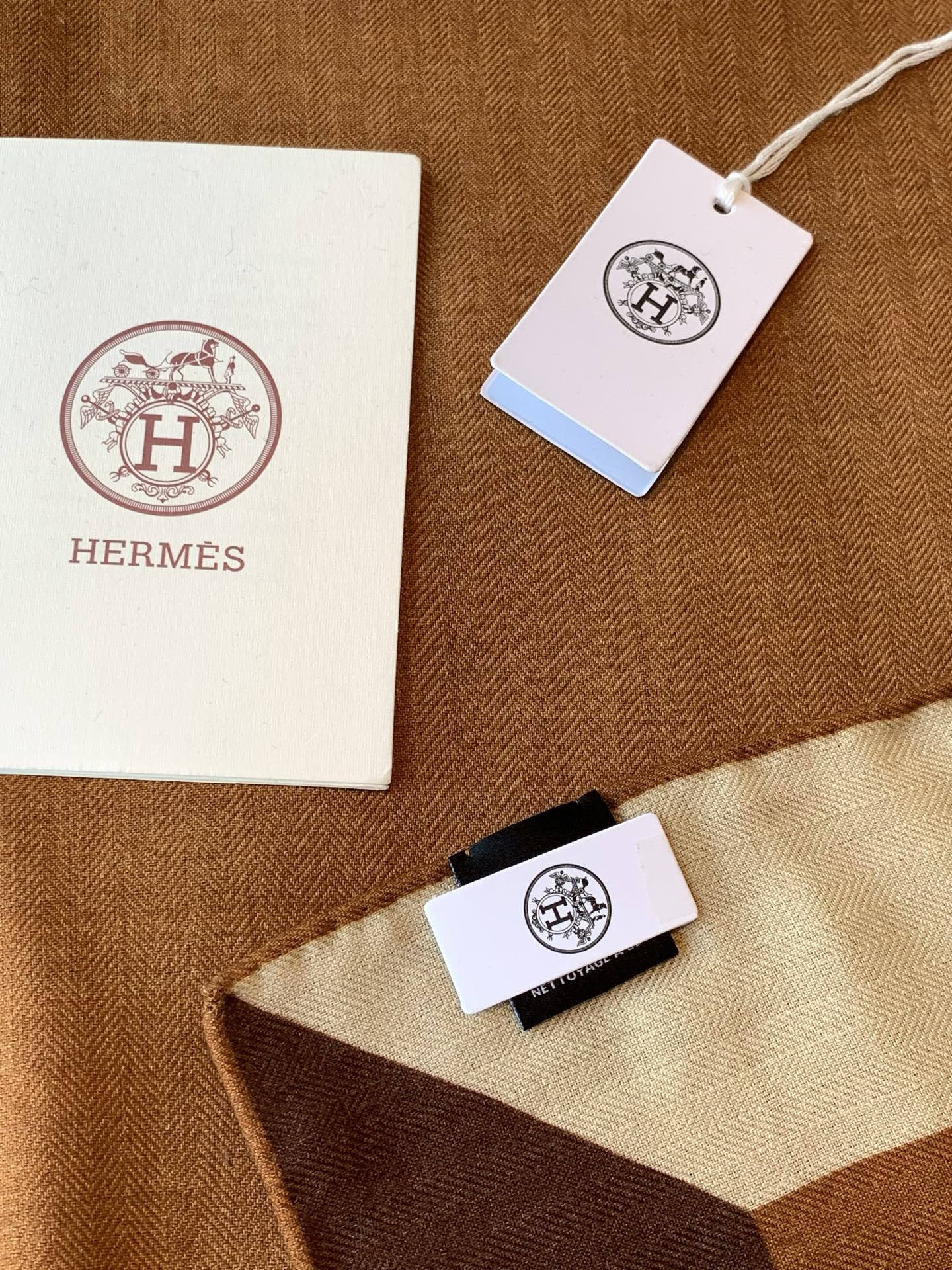 上新❤️  【▪️摩登重磅圈C位！官网已断货，各种加价都巨难买！！！Hermes 秋冬首款140羊绒真丝围巾！！】不是丝
