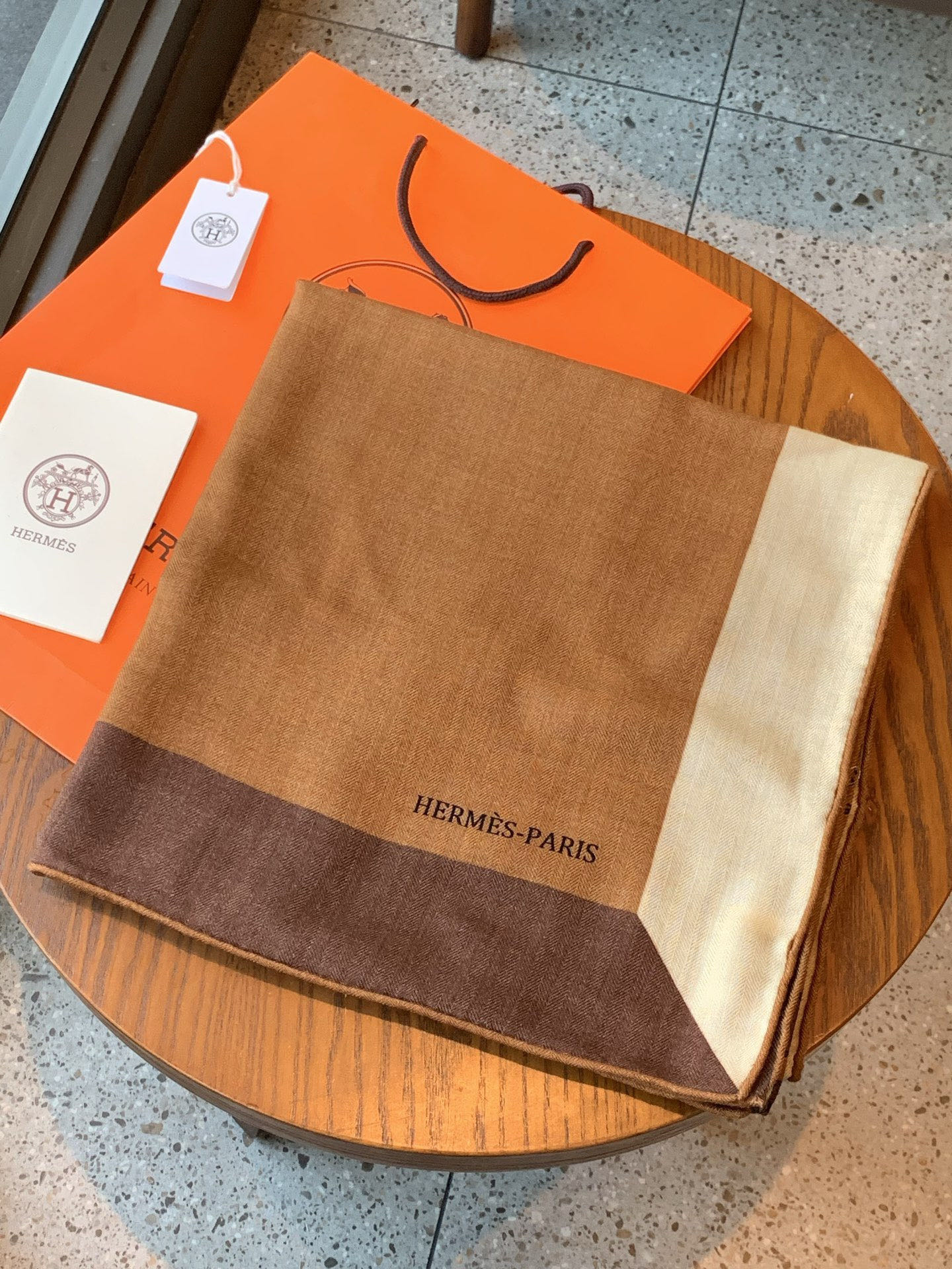 上新❤️  【▪️摩登重磅圈C位！官网已断货，各种加价都巨难买！！！Hermes 秋冬首款140羊绒真丝围巾！！】不是丝