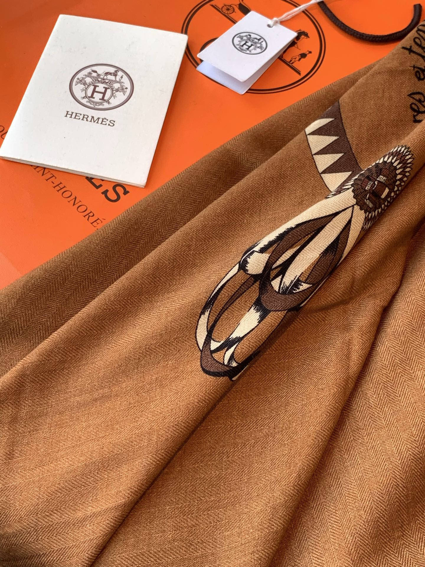 上新❤️  【▪️摩登重磅圈C位！官网已断货，各种加价都巨难买！！！Hermes 秋冬首款140羊绒真丝围巾！！】不是丝