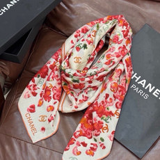 🌸·春日碎花 Chanel 140丝绒双面披肩 新款碎花花披肩 超级有氛围感 135*135cm的大尺寸 配色太好看了 🌸·春日碎花 Chanel 140丝绒双面披肩 新款碎花花披肩 超级有氛围感 135*135cm的大尺寸 配色太好看了