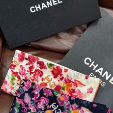 🌸·春日碎花 Chanel 140丝绒双面披肩 新款碎花花披肩 超级有氛围感 135*135cm的大尺寸 配色太好看了 🌸·春日碎花 Chanel 140丝绒双面披肩 新款碎花花披肩 超级有氛围感 135*135cm的大尺寸 配色太好看了