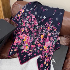 🌸·春日碎花 Chanel 140丝绒双面披肩 新款碎花花披肩 超级有氛围感 135*135cm的大尺寸 配色太好看了 🌸·春日碎花 Chanel 140丝绒双面披肩 新款碎花花披肩 超级有氛围感 135*135cm的大尺寸 配色太好看了