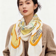 💟Gucci~140双面丝绒披肩 马鞍细节和骑马图案以精致色调匠心呈献,意在向品牌与马术世界的深厚渊源致敬。这款方巾以真 💟Gucci~140双面丝绒披肩 马鞍细节和骑马图案以精致色调匠心呈献,意在向品牌与马术世界的深厚渊源致敬。这款方巾以真