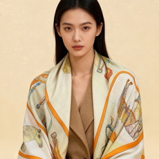 💟Gucci~140双面丝绒披肩 马鞍细节和骑马图案以精致色调匠心呈献,意在向品牌与马术世界的深厚渊源致敬。这款方巾以真 💟Gucci~140双面丝绒披肩 马鞍细节和骑马图案以精致色调匠心呈献,意在向品牌与马术世界的深厚渊源致敬。这款方巾以真