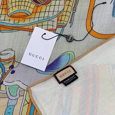💟Gucci~140双面丝绒披肩 马鞍细节和骑马图案以精致色调匠心呈献,意在向品牌与马术世界的深厚渊源致敬。这款方巾以真 💟Gucci~140双面丝绒披肩 马鞍细节和骑马图案以精致色调匠心呈献,意在向品牌与马术世界的深厚渊源致敬。这款方巾以真