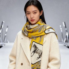 💟Gucci~140双面丝绒披肩 马鞍细节和骑马图案以精致色调匠心呈献,意在向品牌与马术世界的深厚渊源致敬。这款方巾以真 💟Gucci~140双面丝绒披肩 马鞍细节和骑马图案以精致色调匠心呈献,意在向品牌与马术世界的深厚渊源致敬。这款方巾以真