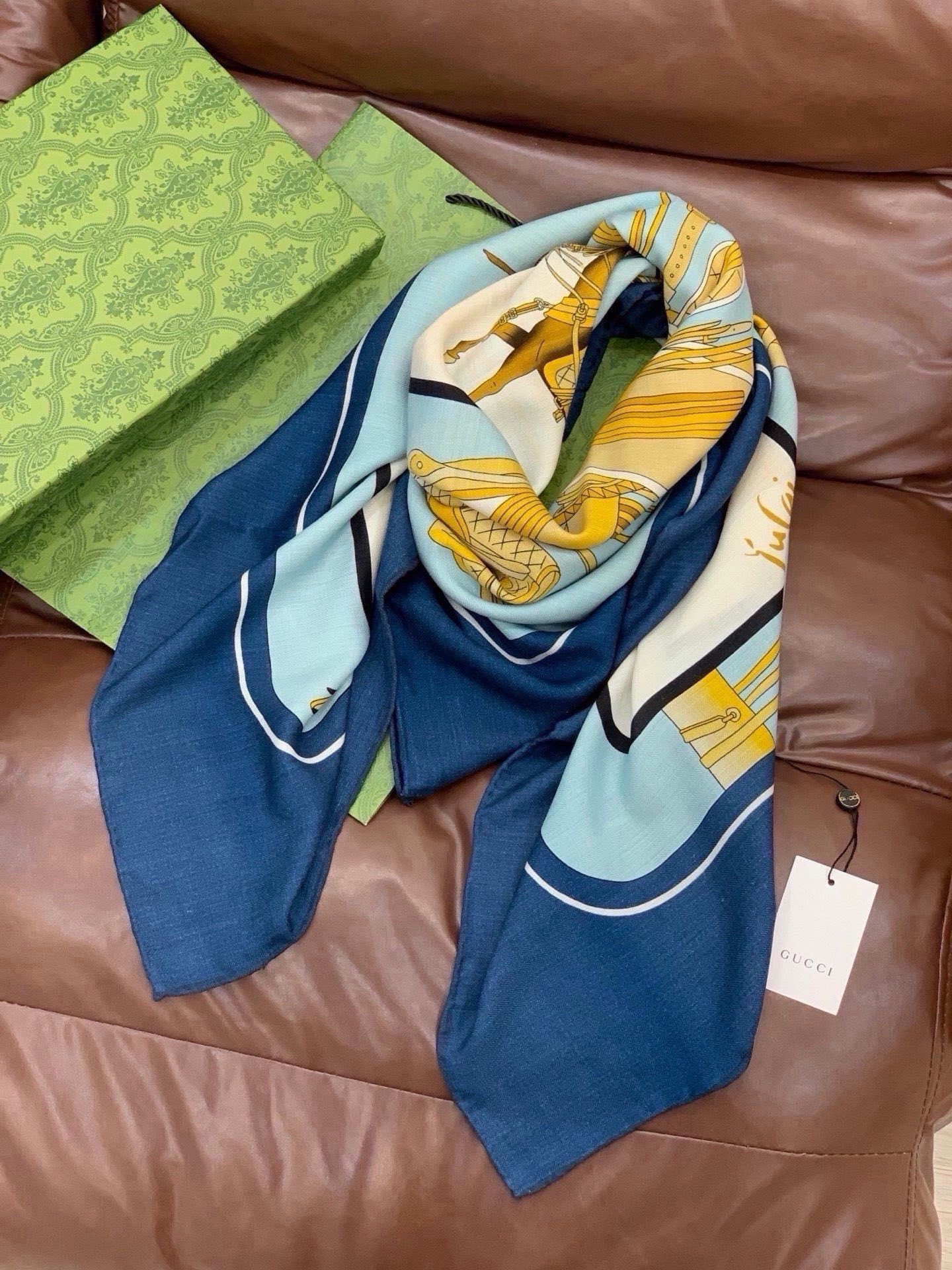 💟Gucci~140双面丝绒披肩 马鞍细节和骑马图案以精致色调匠心呈献,意在向品牌与马术世界的深厚渊源致敬。这款方巾以真 💟Gucci~140双面丝绒披肩 马鞍细节和骑马图案以精致色调匠心呈献,意在向品牌与马术世界的深厚渊源致敬。这款方巾以真