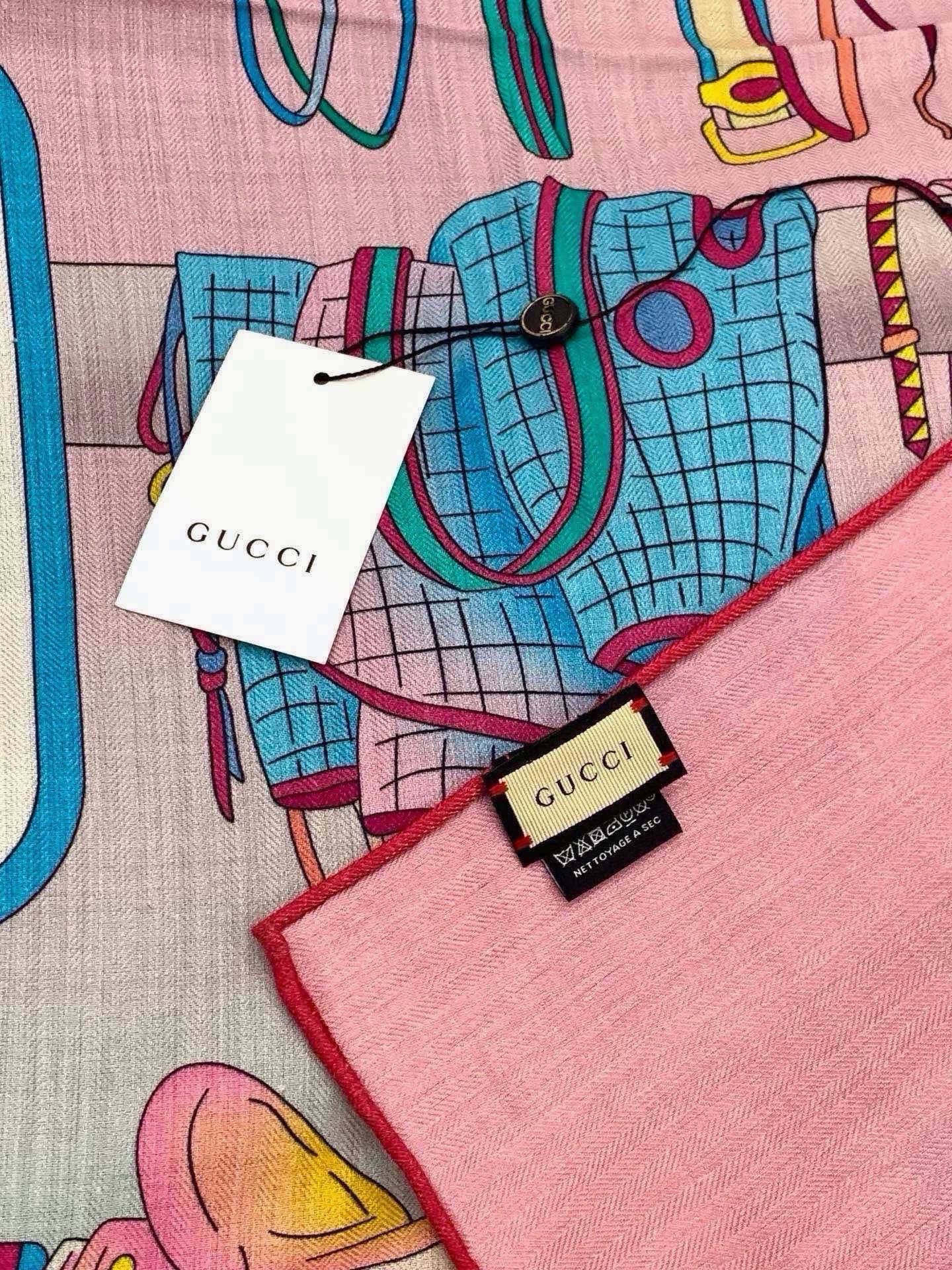 💟Gucci~140双面丝绒披肩 马鞍细节和骑马图案以精致色调匠心呈献，意在向品牌与马术世界的深厚渊源致敬。这款方巾以真