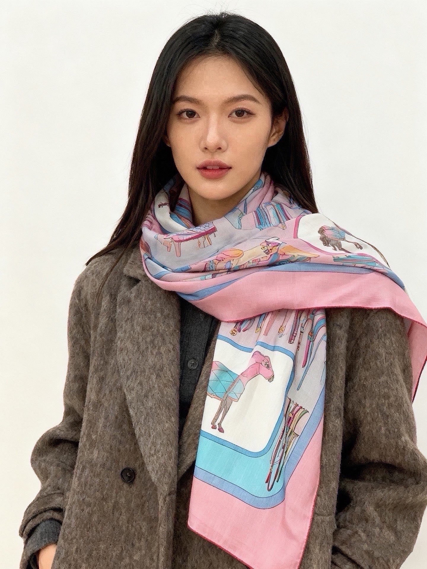 💟Gucci~140双面丝绒披肩 马鞍细节和骑马图案以精致色调匠心呈献，意在向品牌与马术世界的深厚渊源致敬。这款方巾以真