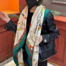 羊绒新款🆕👏👏买了都说好看‼️推荐💕爱马仕双面同色羊绒方巾【跃动的马儿双面同色140】,顶级工艺超值‼️爱马仕专柜爆款🎁 羊绒新款🆕👏👏买了都说好看‼️推荐💕爱马仕双面同色羊绒方巾【跃动的马儿双面同色140】,顶级工艺超值‼️爱马仕专柜爆款🎁
