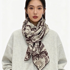 Dior 140丝绒双面同色印花披肩 这款 Dior 丝绒披肩以彼得罗•鲁福(Pietro Ruffo)设计的PaPil Dior 140丝绒双面同色印花披肩 这款 Dior 丝绒披肩以彼得罗•鲁福(Pietro Ruffo)设计的PaPil