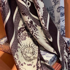 Dior 140丝绒双面同色印花披肩 这款 Dior 丝绒披肩以彼得罗•鲁福(Pietro Ruffo)设计的PaPil Dior 140丝绒双面同色印花披肩 这款 Dior 丝绒披肩以彼得罗•鲁福(Pietro Ruffo)设计的PaPil