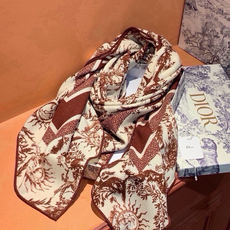 Dior 140丝绒双面同色印花披肩 这款 Dior 丝绒披肩以彼得罗•鲁福(Pietro Ruffo)设计的PaPil Dior 140丝绒双面同色印花披肩 这款 Dior 丝绒披肩以彼得罗•鲁福(Pietro Ruffo)设计的PaPil