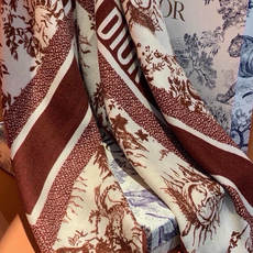 Dior 140丝绒双面同色印花披肩 这款 Dior 丝绒披肩以彼得罗•鲁福(Pietro Ruffo)设计的PaPil Dior 140丝绒双面同色印花披肩 这款 Dior 丝绒披肩以彼得罗•鲁福(Pietro Ruffo)设计的PaPil