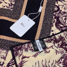 Dior 140丝绒双面同色印花披肩 这款 Dior 丝绒披肩以彼得罗•鲁福(Pietro Ruffo)设计的PaPil Dior 140丝绒双面同色印花披肩 这款 Dior 丝绒披肩以彼得罗•鲁福(Pietro Ruffo)设计的PaPil