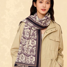 Dior 140丝绒双面同色印花披肩 这款 Dior 丝绒披肩以彼得罗•鲁福(Pietro Ruffo)设计的PaPil Dior 140丝绒双面同色印花披肩 这款 Dior 丝绒披肩以彼得罗•鲁福(Pietro Ruffo)设计的PaPil