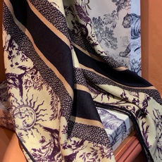 Dior 140丝绒双面同色印花披肩 这款 Dior 丝绒披肩以彼得罗•鲁福(Pietro Ruffo)设计的PaPil Dior 140丝绒双面同色印花披肩 这款 Dior 丝绒披肩以彼得罗•鲁福(Pietro Ruffo)设计的PaPil