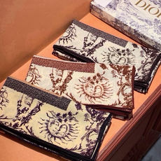 Dior 140丝绒双面同色印花披肩 这款 Dior 丝绒披肩以彼得罗•鲁福(Pietro Ruffo)设计的PaPil Dior 140丝绒双面同色印花披肩 这款 Dior 丝绒披肩以彼得罗•鲁福(Pietro Ruffo)设计的PaPil