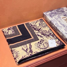 Dior 140丝绒双面同色印花披肩 这款 Dior 丝绒披肩以彼得罗•鲁福(Pietro Ruffo)设计的PaPil Dior 140丝绒双面同色印花披肩 这款 Dior 丝绒披肩以彼得罗•鲁福(Pietro Ruffo)设计的PaPil
