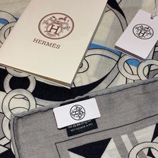 💟H家上新💞【双面同色丝绒方巾】手工卷边山羊绒和真丝混纺披肩(70%山羊绒,30%桑蚕丝) 这款披肩采用经典山羊绒和真丝 💟H家上新💞【双面同色丝绒方巾】手工卷边山羊绒和真丝混纺披肩(70%山羊绒,30%桑蚕丝) 这款披肩采用经典山羊绒和真丝