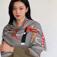 “全速前进”140双面丝绒披肩 手工卷边丝绒方巾(30%桑蚕丝70%羊绒) 这款经典单品展现强大而迷人的女性魅力精髓。此 “全速前进”140双面丝绒披肩 手工卷边丝绒方巾(30%桑蚕丝70%羊绒) 这款经典单品展现强大而迷人的女性魅力精髓。此