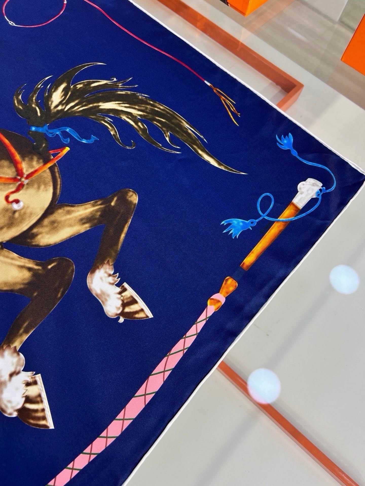 “纵意驰骋”90方巾-Hermes  丝巾名称：纵意驰骋 设计师：Thibaut Rassat 尺寸：88.5 ×88.