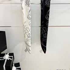 Chanel ~26新品~90双面真丝 山茶花、四叶草、埃菲尔铁塔与双C的完美搭配 适合各种场合搭配使用 设计灵动高级感 Chanel ~26新品~90双面真丝 山茶花、四叶草、埃菲尔铁塔与双C的完美搭配 适合各种场合搭配使用 设计灵动高级感