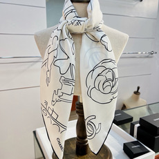Chanel ~26新品~90双面真丝 山茶花、四叶草、埃菲尔铁塔与双C的完美搭配 适合各种场合搭配使用 设计灵动高级感 Chanel ~26新品~90双面真丝 山茶花、四叶草、埃菲尔铁塔与双C的完美搭配 适合各种场合搭配使用 设计灵动高级感