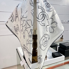 Chanel ~26新品~90双面真丝 山茶花、四叶草、埃菲尔铁塔与双C的完美搭配 适合各种场合搭配使用 设计灵动高级感 Chanel ~26新品~90双面真丝 山茶花、四叶草、埃菲尔铁塔与双C的完美搭配 适合各种场合搭配使用 设计灵动高级感